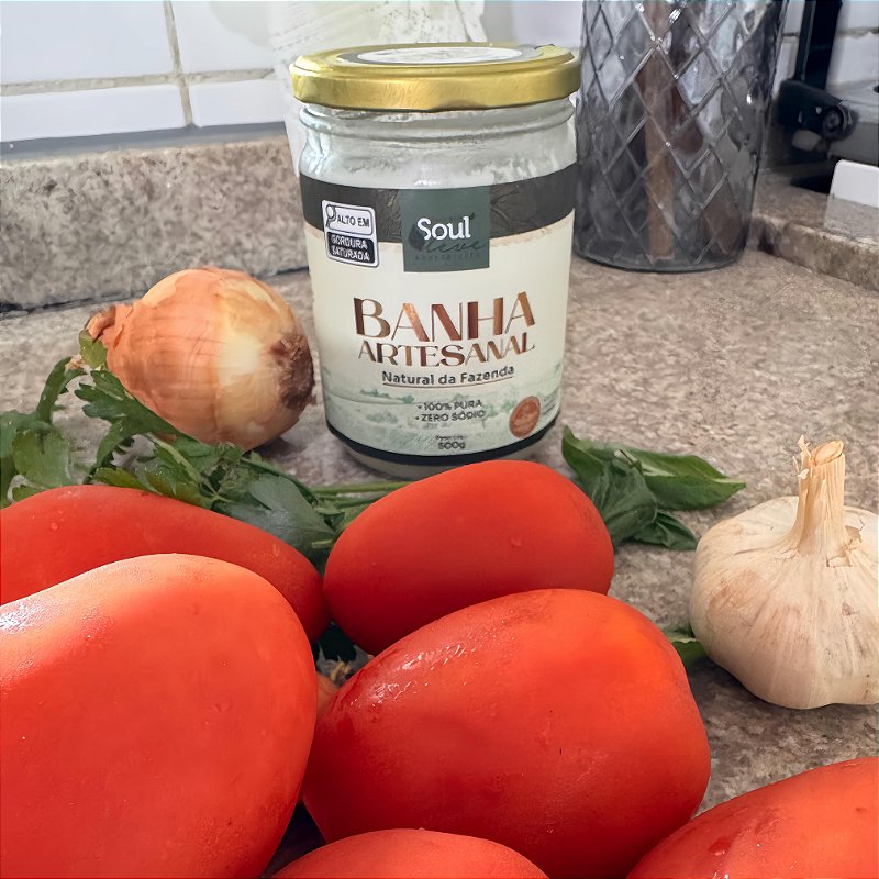 Banha artesanal na bancada com tomates, cebola, alho e ervas