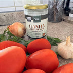 Banha artesanal na bancada com tomates, cebola, alho e ervas